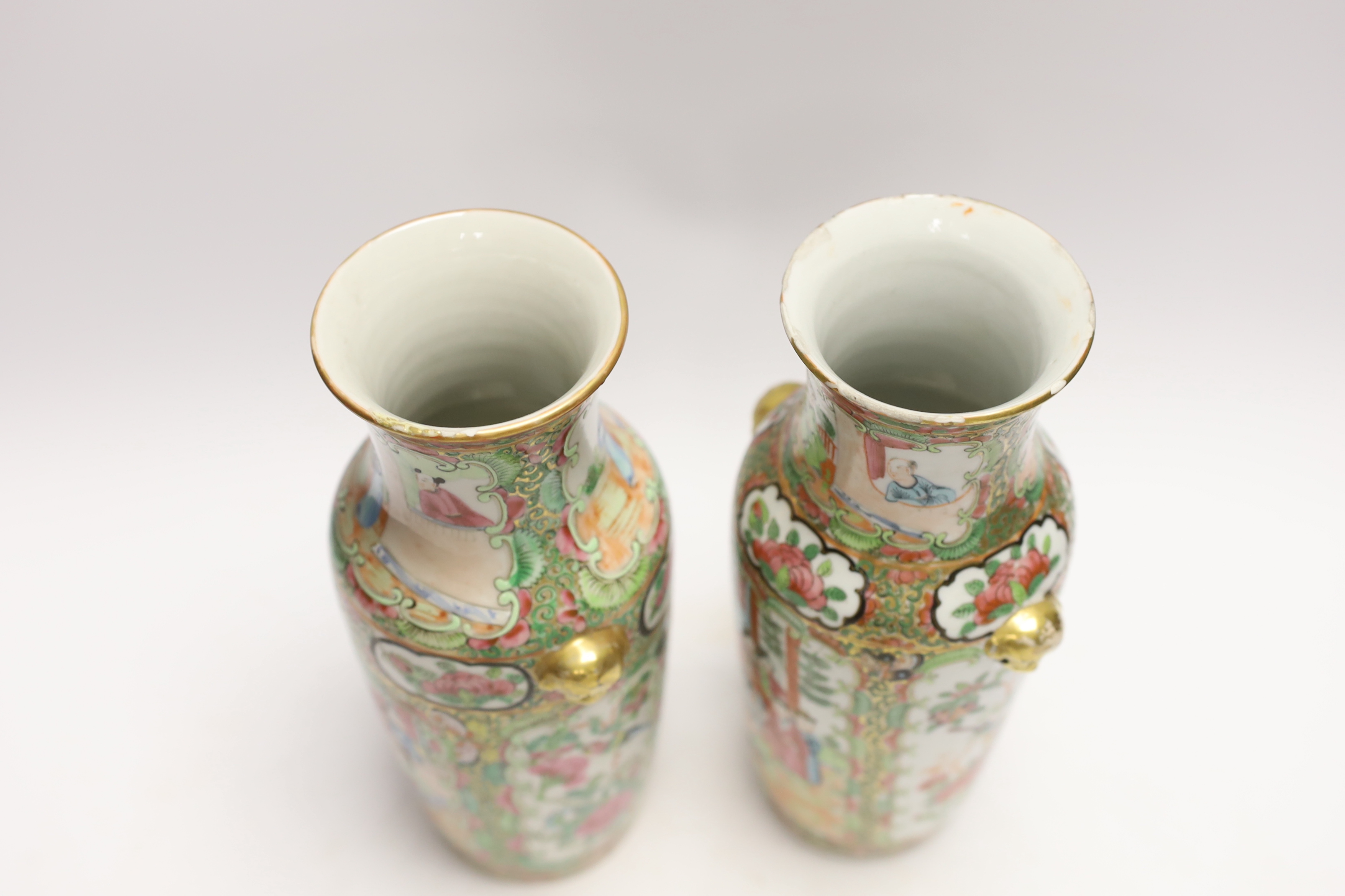 A pair of Chinese Canton famille rose vases, late Qing dynasty, 26cm